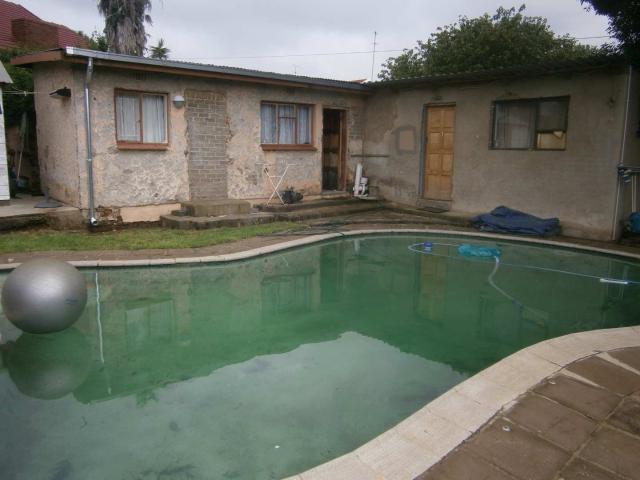 4 Bedroom House For Sale in South Crest