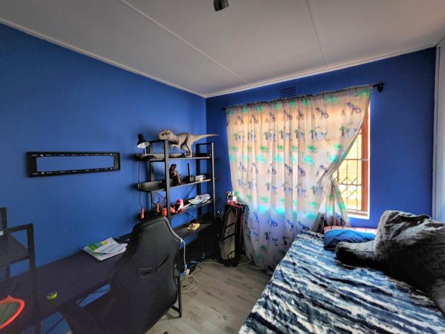 4 Bedroom House For Sale in Southgate