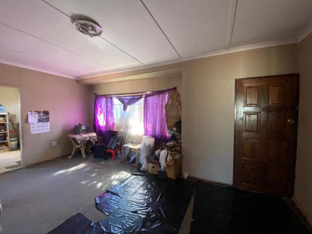4 Bedroom House For Sale in Sophiatown