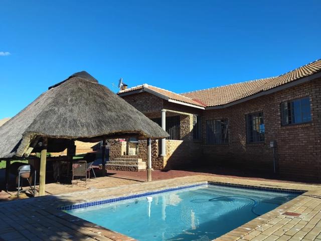 4 Bedroom House For Sale in Safari Gardens