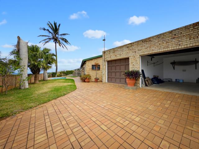 4 Bedroom House For Sale in Salt Rock