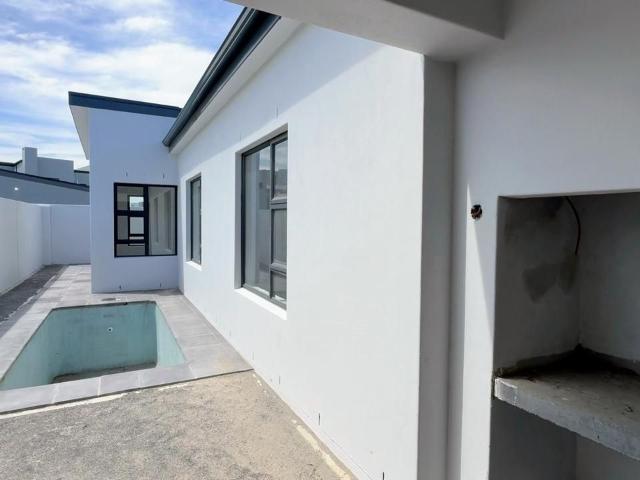 4 Bedroom House For Sale in Sandown