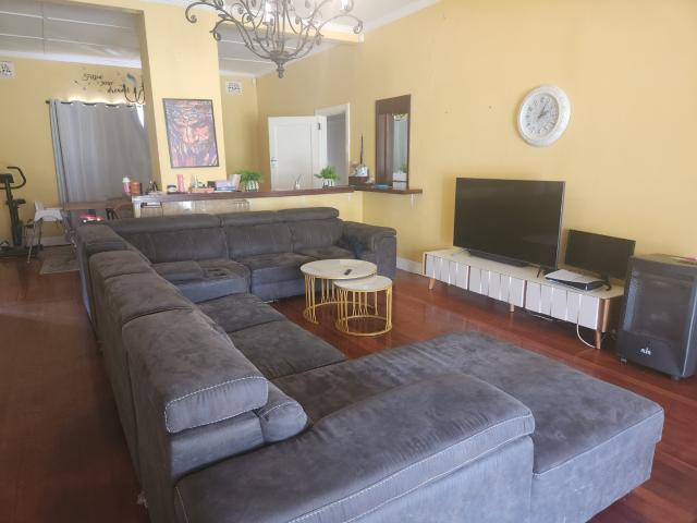 4 Bedroom House For Sale in Scottsville