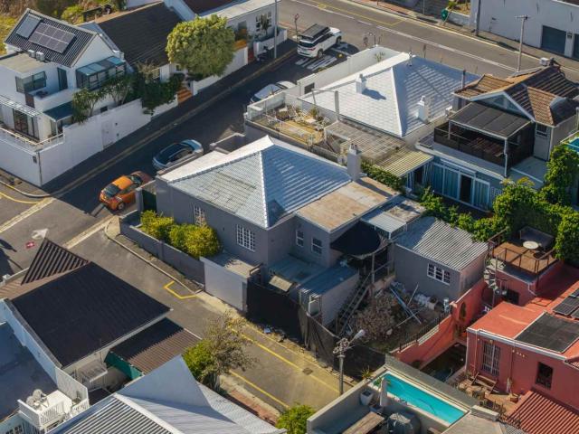 4 Bedroom House For Sale in Sea Point