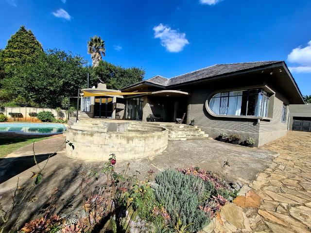 4 Bedroom House For Sale in Selection Park