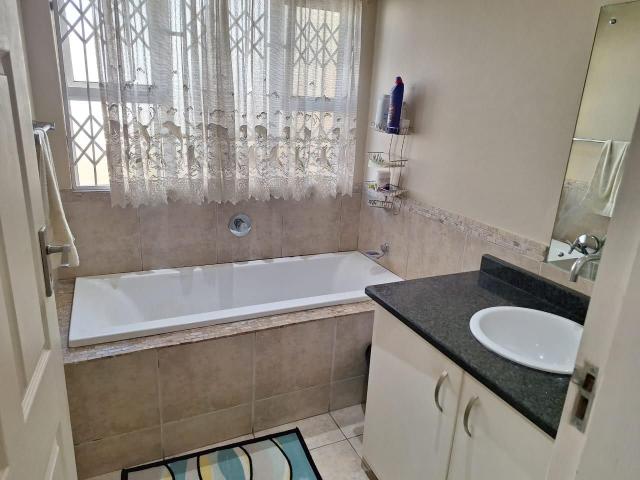 4 Bedroom House For Sale in Shallcross