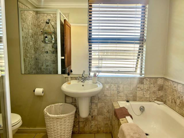 4 Bedroom House For Sale in Sheffield Beach