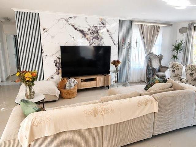 4 Bedroom House For Sale in Sunningdale