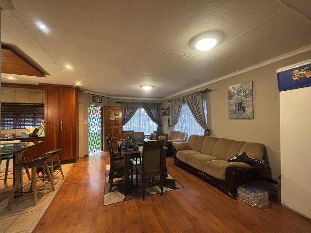 4 Bedroom House For Sale in Sunset Boulevard