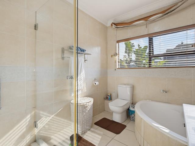 4 Bedroom House For Sale in Sunward Park