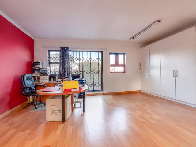 4 Bedroom House For Sale in Paulshof