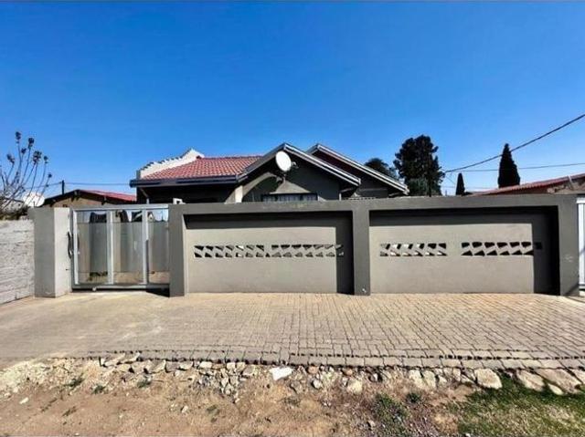 4 Bedroom House For Sale in Palm Springs
