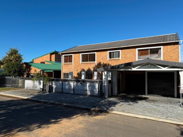 4 Bedroom House For Sale in Palmiet