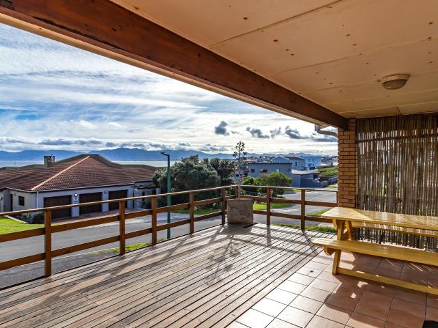 4 Bedroom House For Sale in Perlemoenbaai