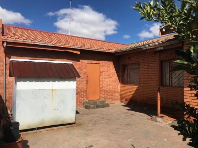 4 Bedroom House For Sale in Pimville Zone 7