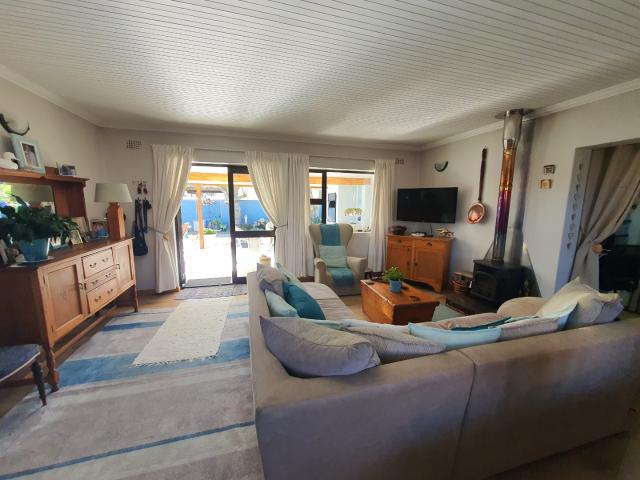 4 Bedroom House For Sale in Pringle Bay