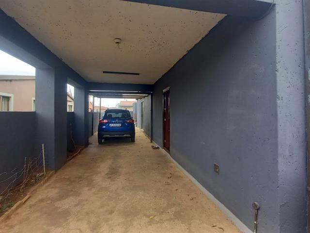 4 Bedroom House For Sale in Protea Glen