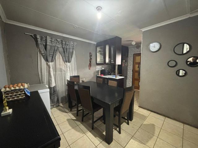 4 Bedroom House For Sale in Protea Glen