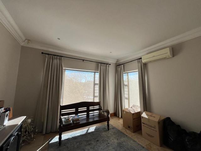 4 Bedroom House For Sale in Roylglen Gardens
