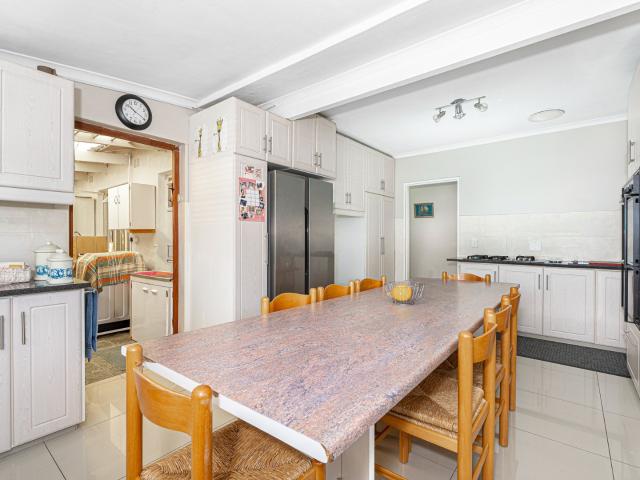 4 Bedroom House For Sale in Rondebosch East