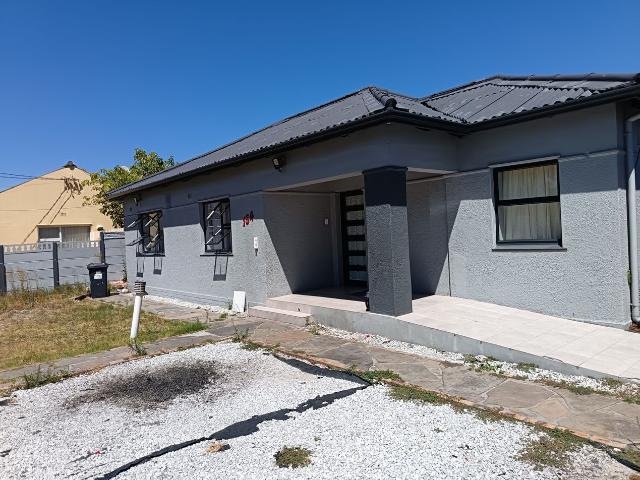 4 Bedroom House For Sale in Rondebosch East