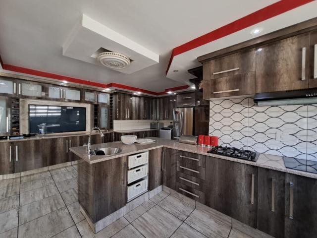 4 Bedroom House For Sale in Rondebult