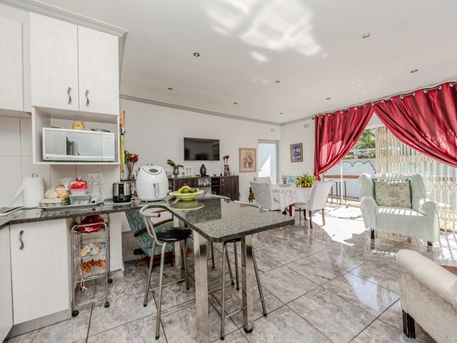 4 Bedroom House For Sale in Roodekrans