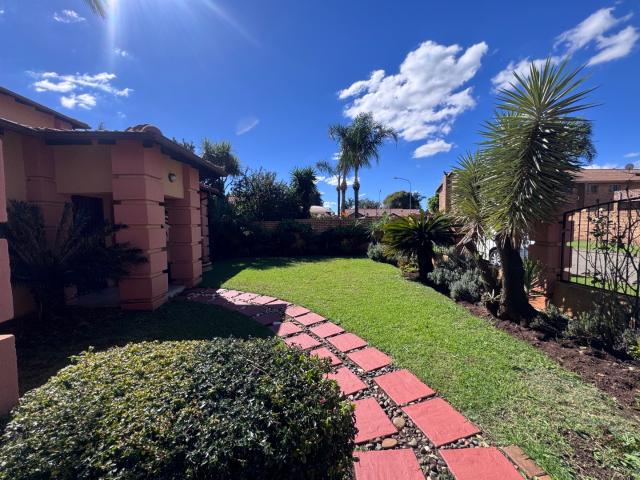 4 Bedroom House For Sale in Rooihuiskraal