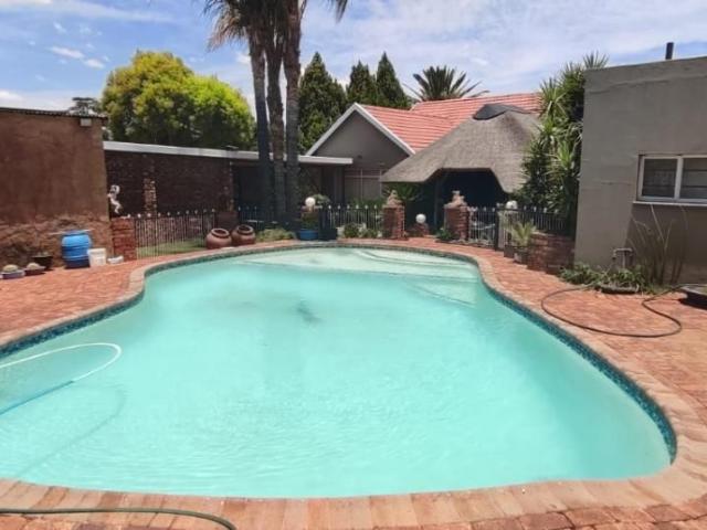 4 Bedroom house for sale in Roosheuwel, Klerksdorp