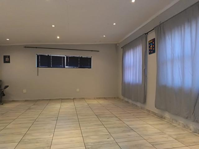4 Bedroom House For Sale in Randpoort