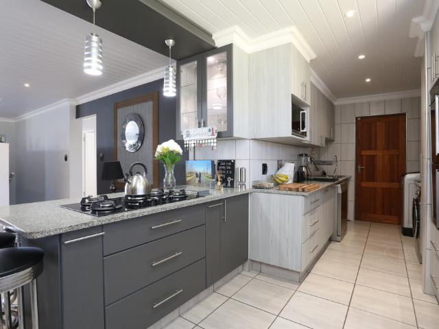 4 Bedroom House For Sale in Reebok