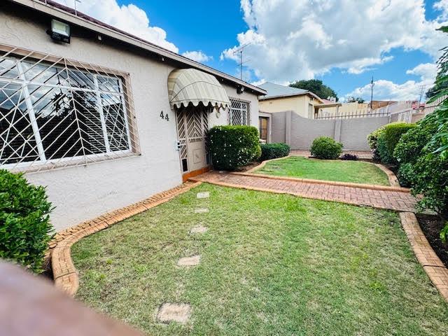 4 Bedroom House For Sale in Regents Park