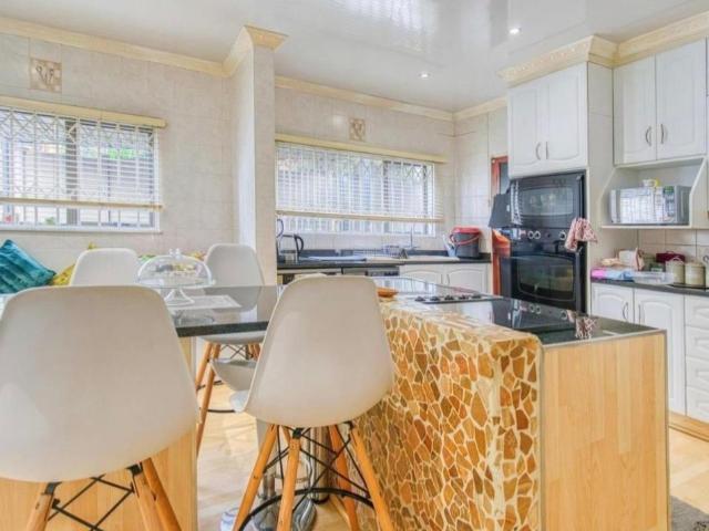 4 Bedroom House For Sale in Ridgeway