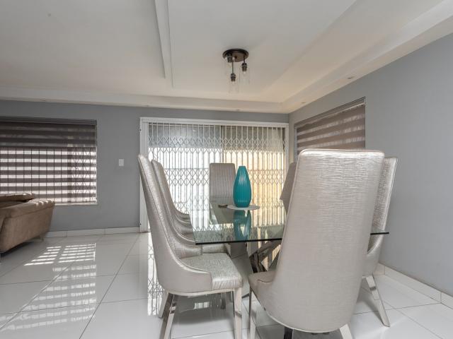 4 Bedroom House For Sale in Ridgeway