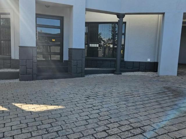 4 Bedroom house for sale in Ridgeway, Johannesburg