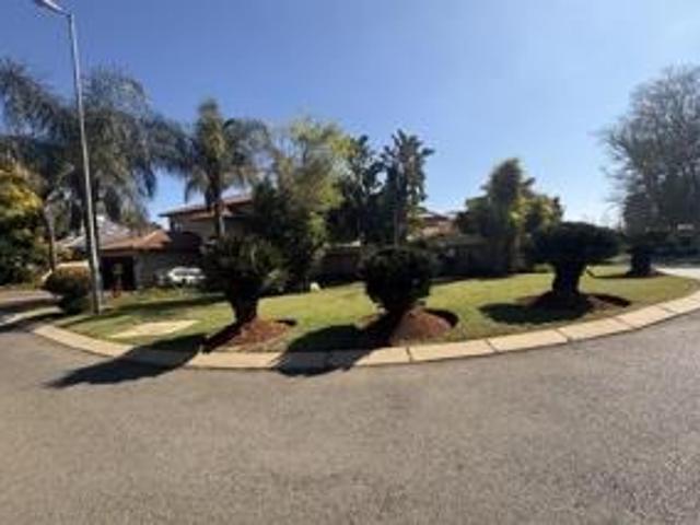 4 Bedroom House For Sale in Ruimsig