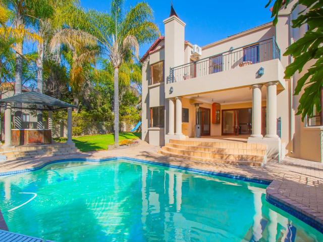 4 Bedroom House For Sale in Ruimsig Country Estate