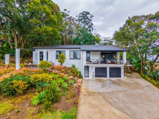 4 Bedroom House For Sale in Woodside