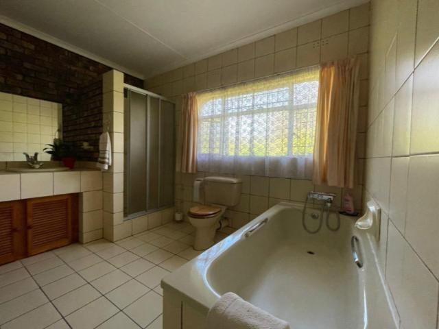 4 Bedroom House For Sale in Walker Fruit Farms
