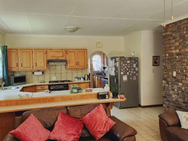 4 Bedroom House For Sale in Walker Fruit Farms
