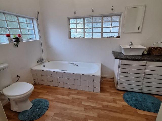 4 Bedroom House For Sale in Warrenton