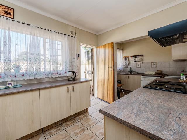 4 Bedroom House For Sale in Weltevreden Park