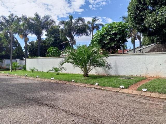 4 Bedroom House For Sale in Weltevreden Park