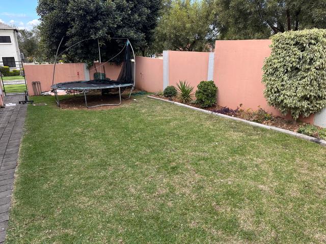 4 Bedroom House For Sale in Thatchfield Estate