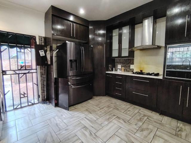 4 Bedroom House For Sale in Theresapark