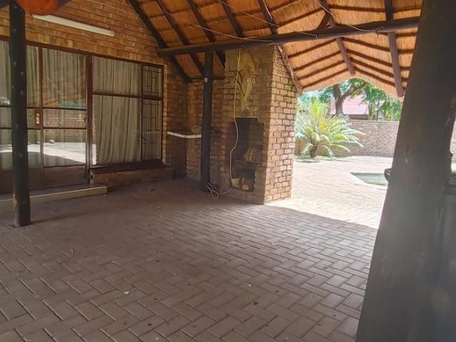 3 Bedroom house for sale in Theresapark, Akasia