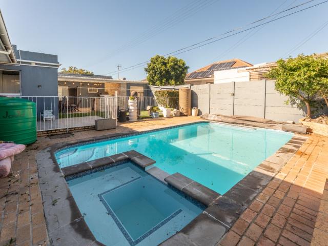 4 Bedroom House For Sale in Thornton