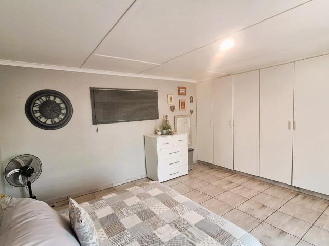 4 Bedroom House For Sale in Umtentweni