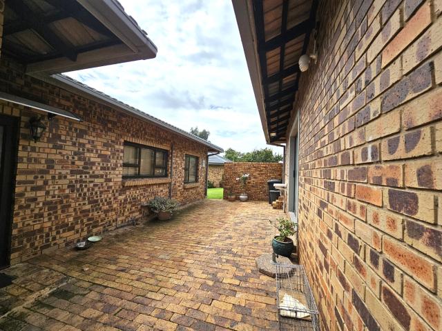 4 Bedroom House For Sale in Vaal Marina