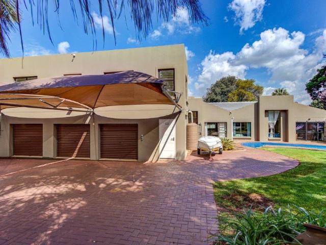 4 Bedroom House For Sale in Van Riebeeck Park